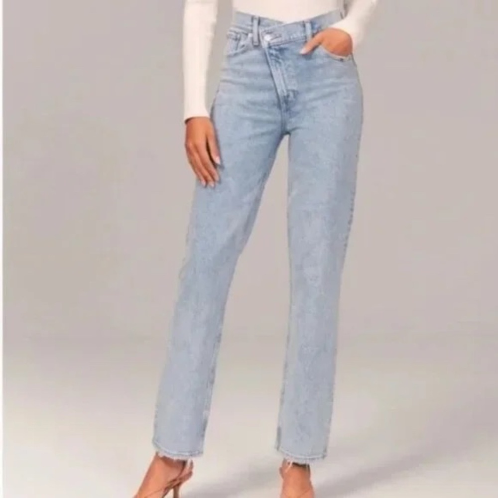 Abercrombie & Fitch The 90’s Straight Ultra High Rise Jeans Criss Cross Jeans